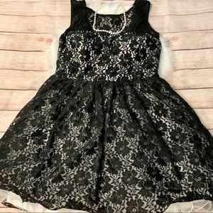 🎉HP!🎉Chi Chi London Sweetheart Illusion Neckline